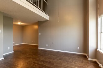 Building Photo - 1901 Lakeview Cir