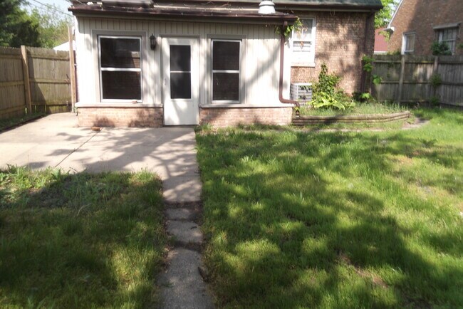 Building Photo - 7237 Oakdale Ave