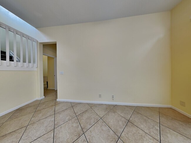 Building Photo - 1140 W Magnolia Cir