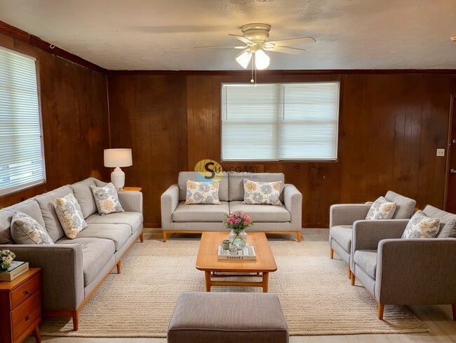 Building Photo - PICK ME! Recently Renovated 3/1 - 1252 Sq. Ft