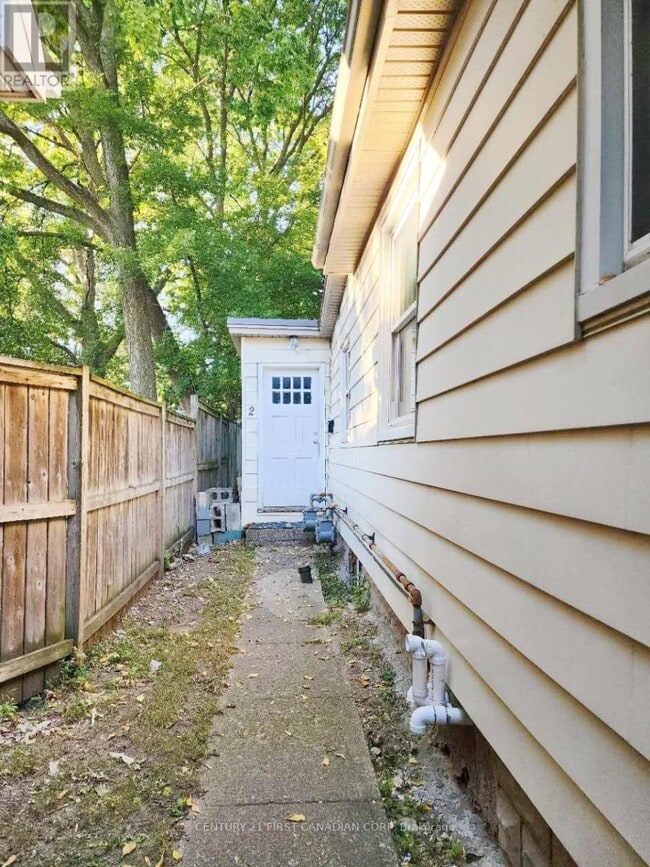 Building Photo - 648 Oxford St E