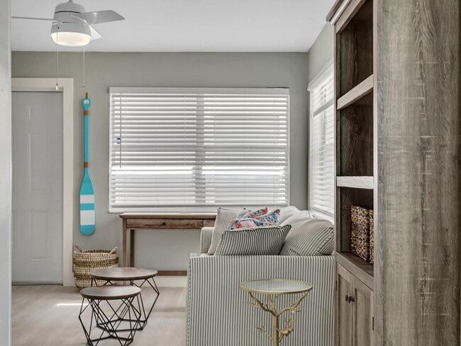 Building Photo - 318-320-320 Walnut St