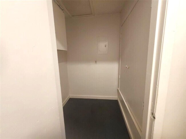 Foto del edificio - 3408 Lynridge Dr