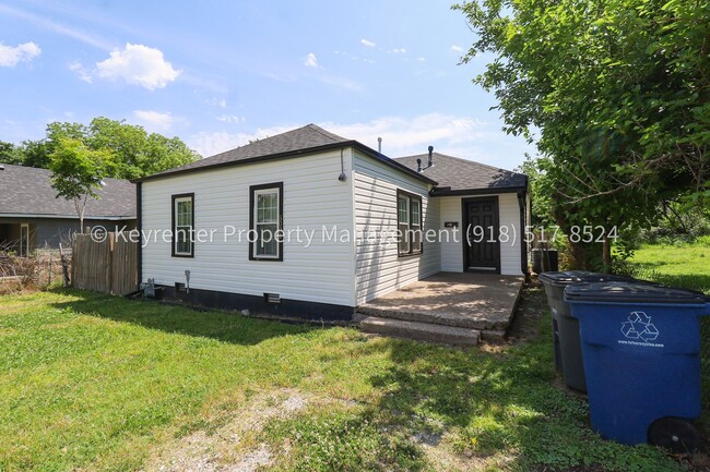 Building Photo - Beautifully Redone 2 Bedroom House! Available for a 5/1 Move In!!! *Updated Photos to Come*