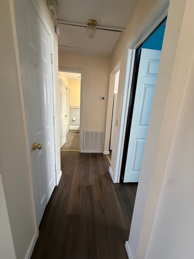 Building Photo - 1736 Greenwood Rd