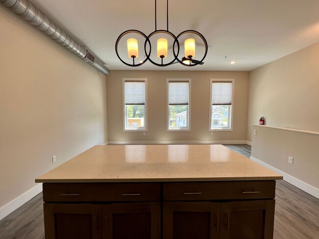 Building Photo - Bright and Spacious New Apartment in West ...