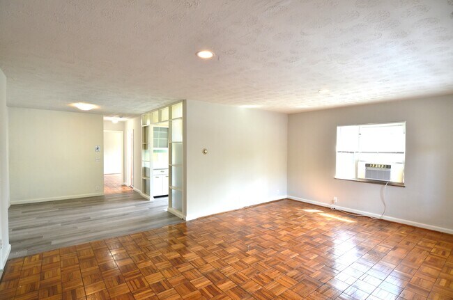 Foto del edificio - 4028 Ledgewood Dr