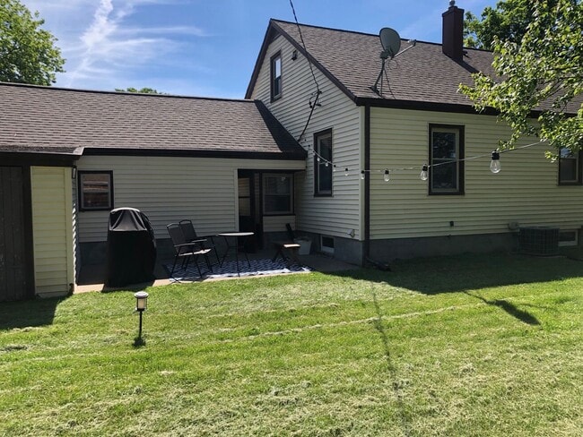 Building Photo - Beautiful 3 BR 2 bath house with lots of e...