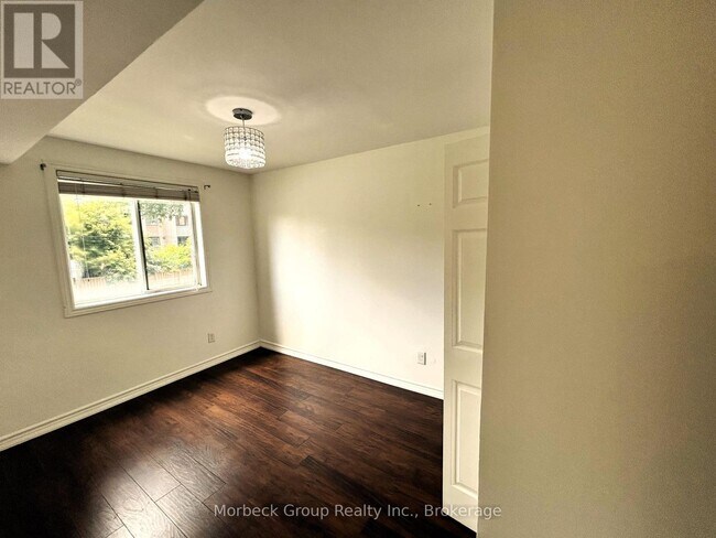 Photo du bâtiment - 28 Victoria Ave N