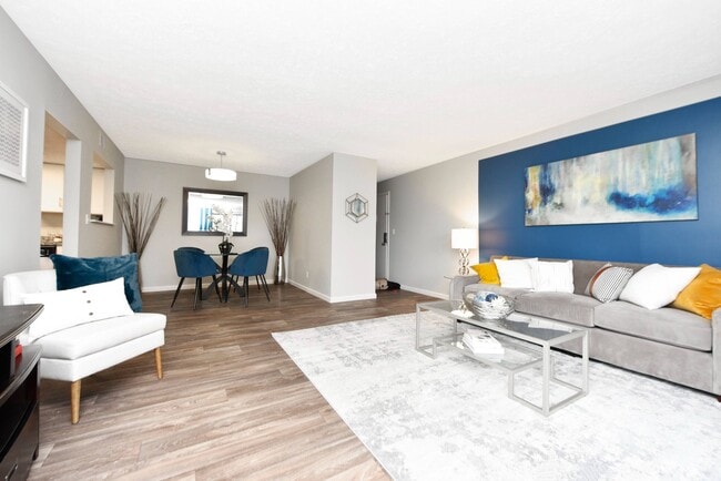 Sala de estar con piso estilo madera - Avery