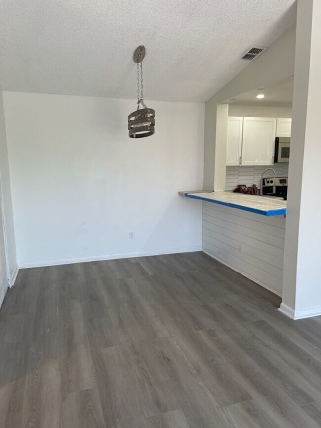 Building Photo - Alahambra Court Condo 2/2-APPLY NOW: www.r...