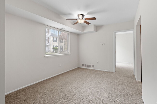Building Photo - 2211 Greenwood Dr