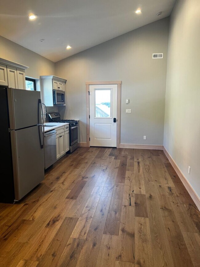 Building Photo - Studio space in CB South!