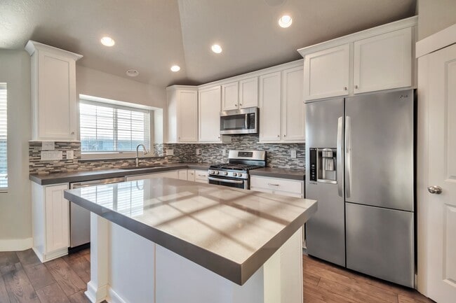 Foto del edificio - Incredible 6 bedroom Rambler in West Jordan