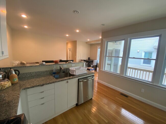 Foto del edificio - 739 Somerville Ave