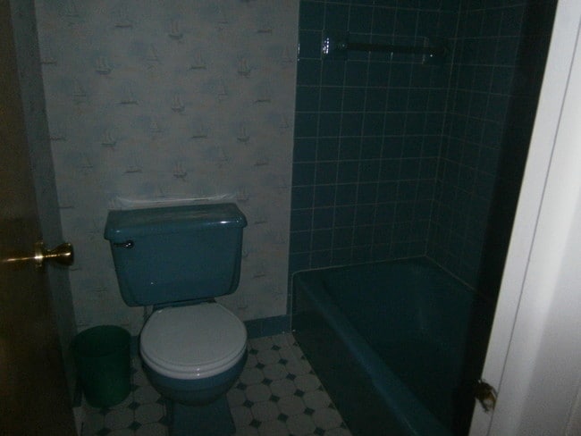 Building Photo - 4 BR, 2 Baths Eastern School