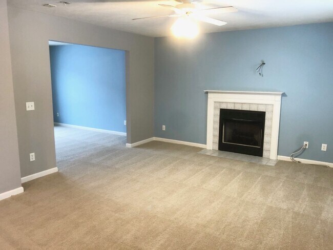Building Photo - Incredible Townhome in North Normal!!