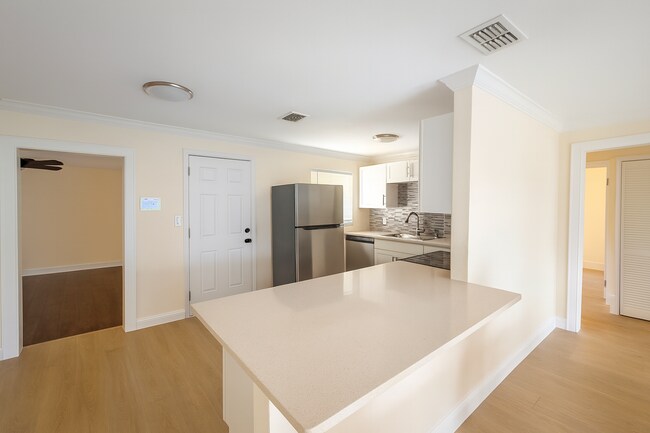 Foto del edificio - NEWLY RENOVATED 2 BEDROOM, 1 BATH HOME – 1-CAR GARAGE & ALL UTILITIES INCLUDED!