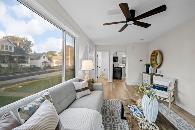 Building Photo - 135 E Loretta Ave