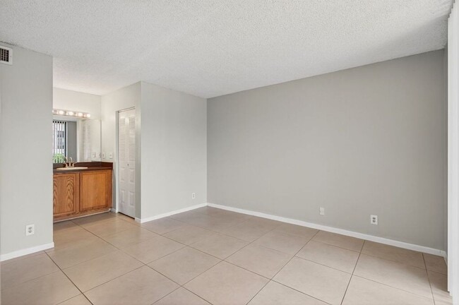 Building Photo - ONE BEDROOM ONE BATHROOM! WATERFRONT COMMU...