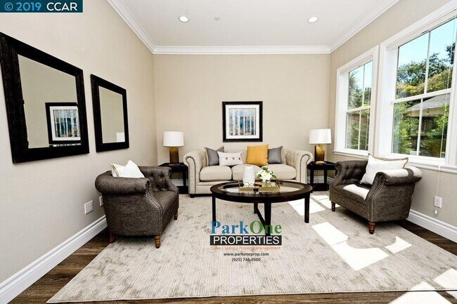 Building Photo - 7 Year Old Walnut Creek Townhouse!