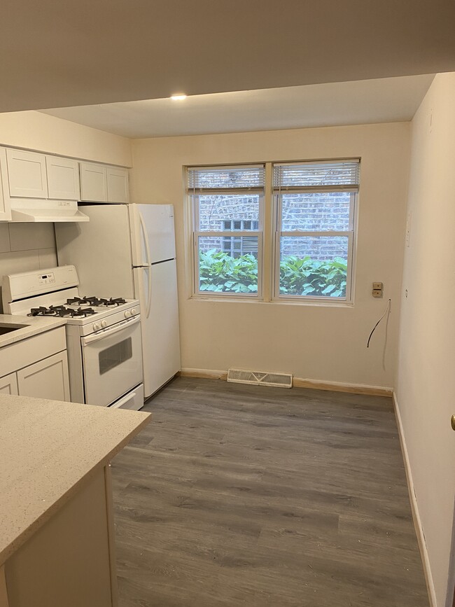 Building Photo - 5541 N Artesian Ave