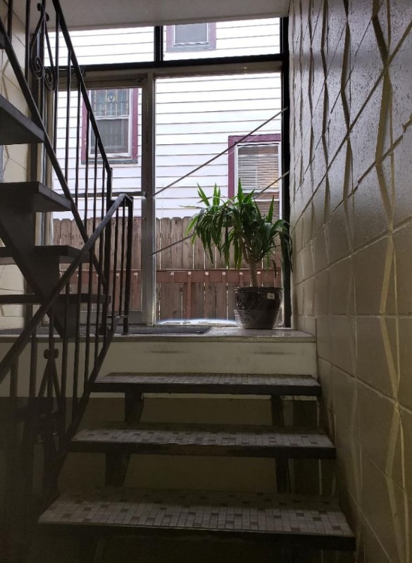 Building Photo - 2044 Mills Ave