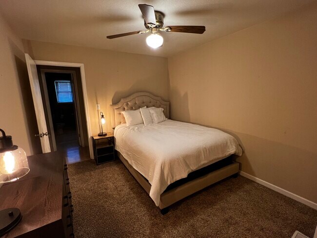 Queen bed - 4305 Revere Rd