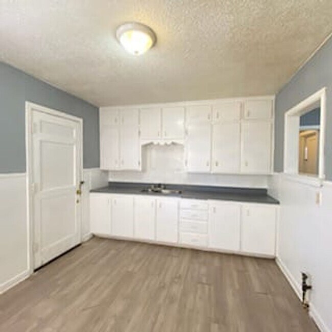 Foto del edificio - Handyman Special $0 First Month's Rent / “You fix, you SAVE BIG!!” Contact Mayshell for details: ...