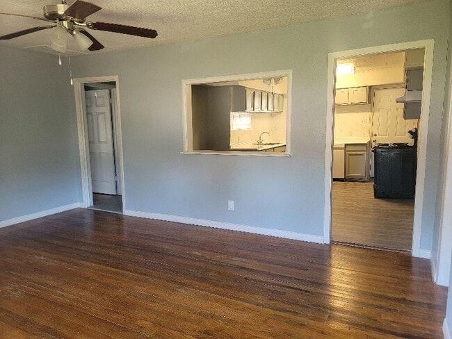 Building Photo - 1112 Sunset Dr