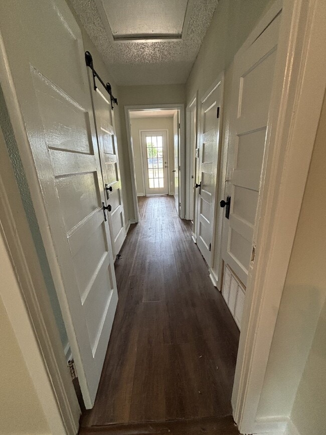 Building Photo - Charming 2-Bedroom, 1-Bath Cottage with Sp...