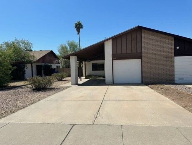 Building Photo - Great Tempe Location with freeway access t...