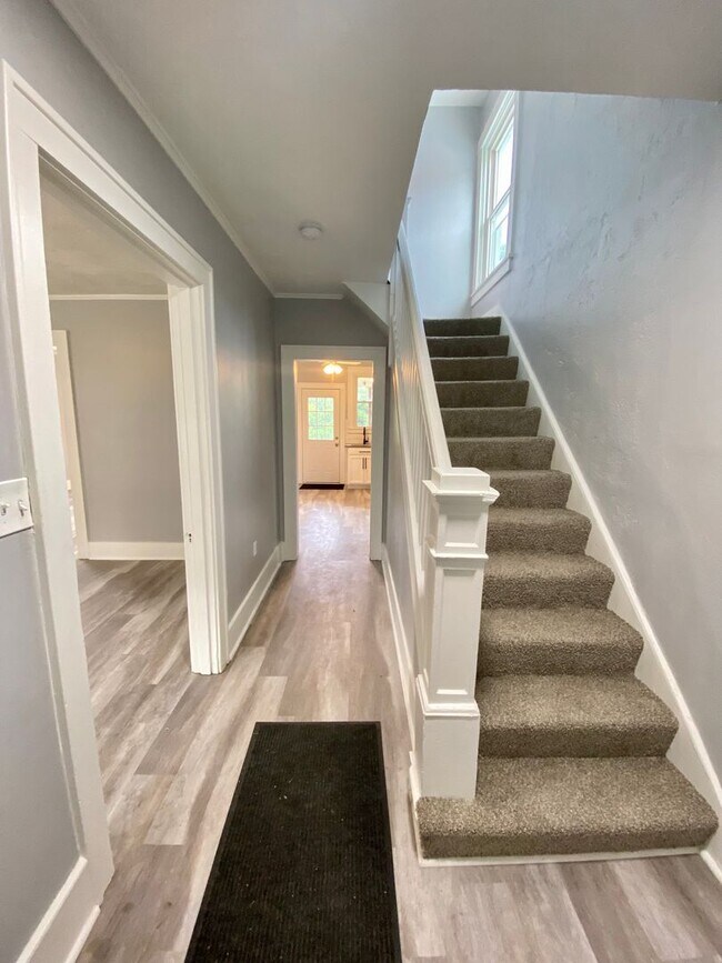 Foto del edificio - Spacious 4 Bed/1 Bath Home w/ Bonus Rooms-...