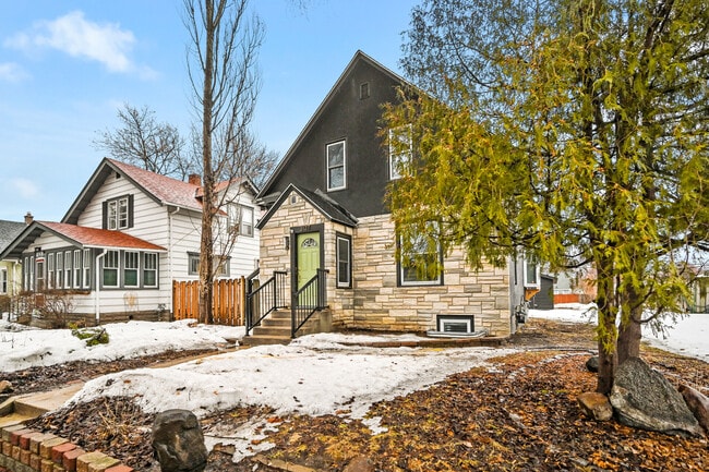 Building Photo - 3127 33rd Ave S