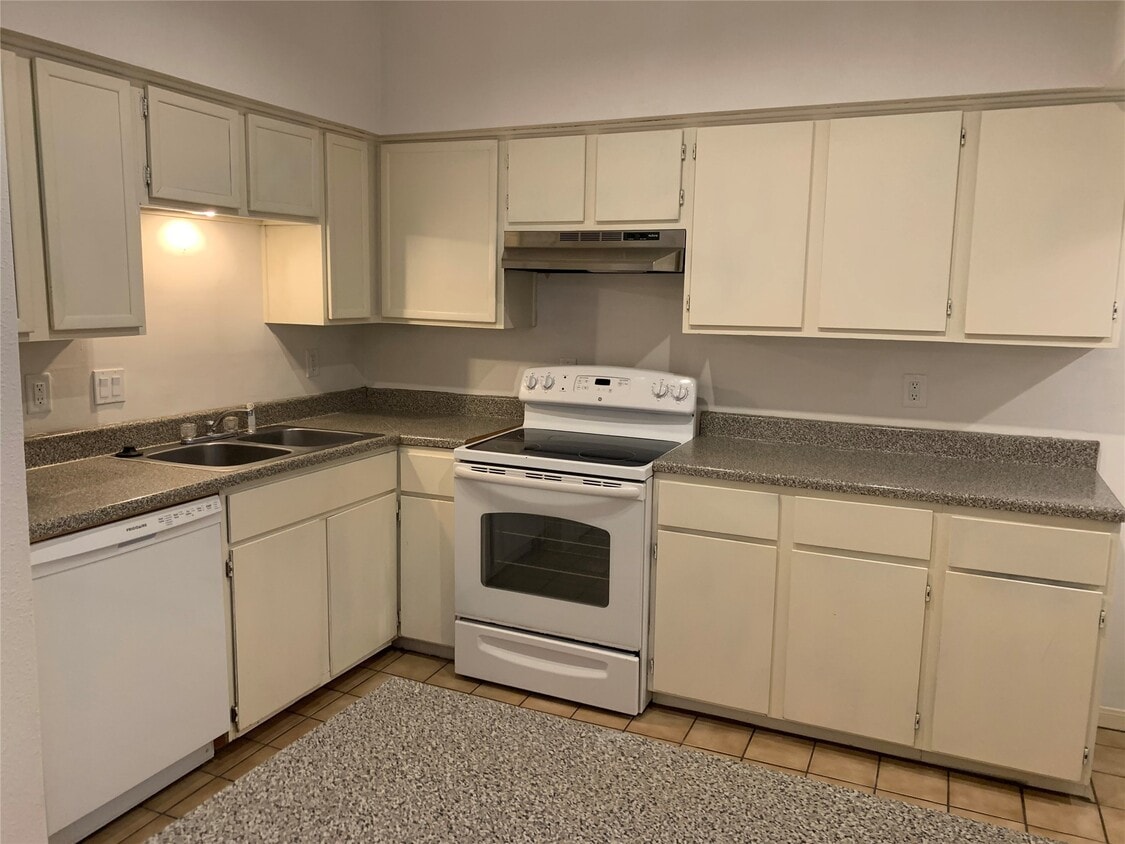 Building Photo - 2100 Tanglewilde St