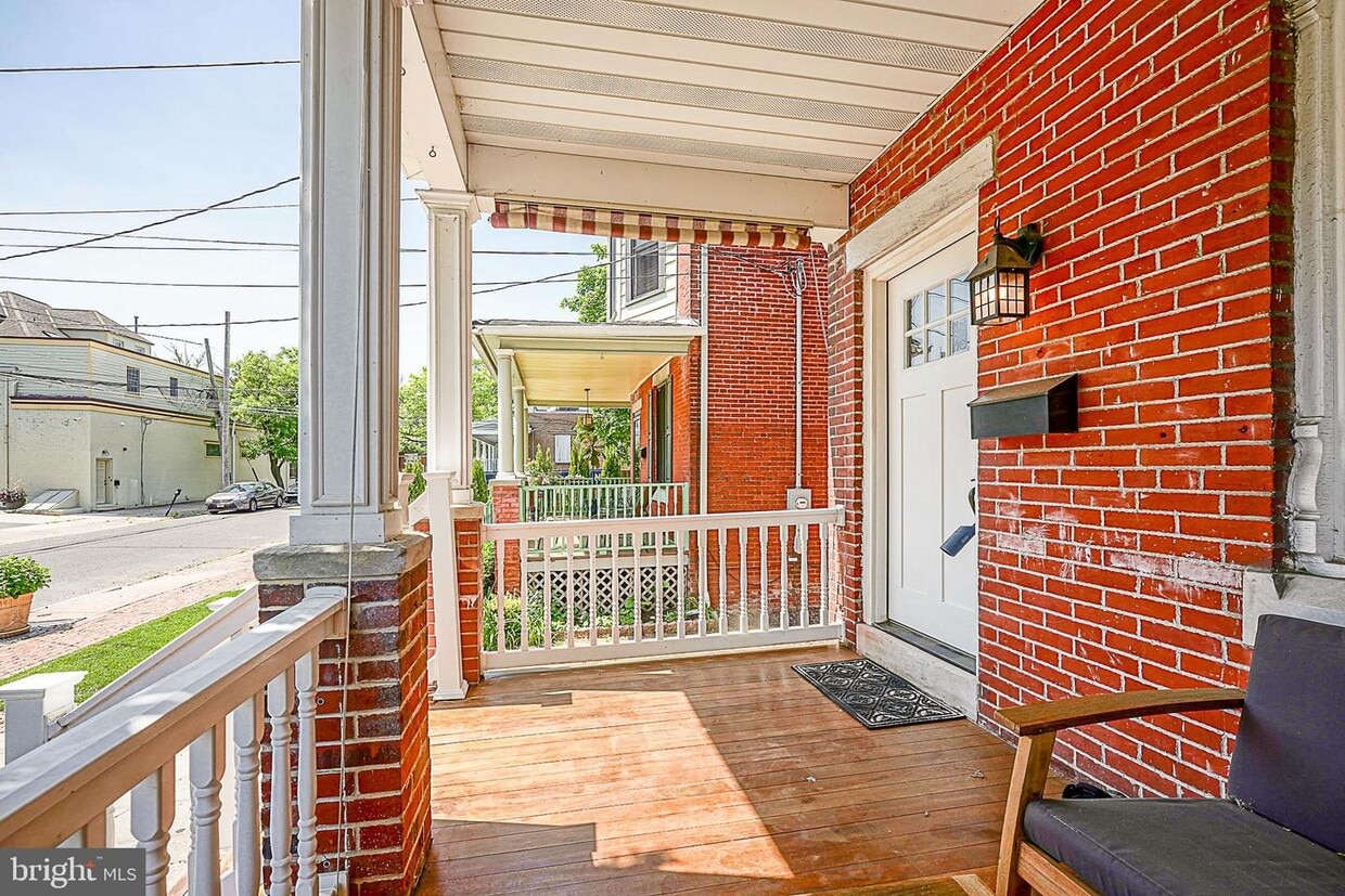 Primary Photo - 9 E Knight Ave
