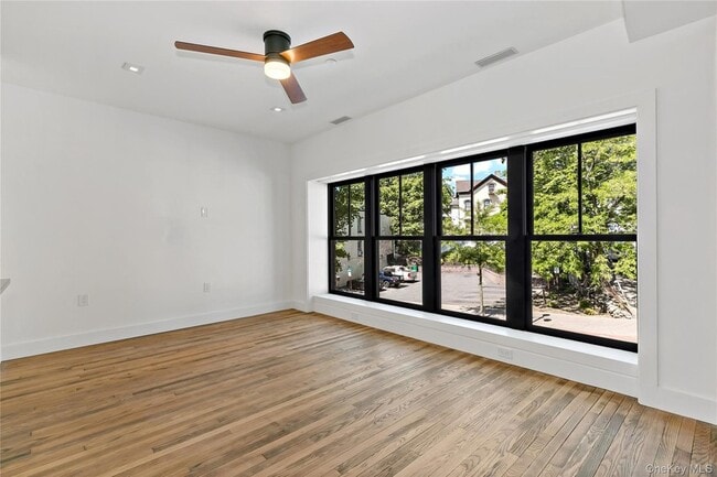 Foto del edificio - 115 N Division St