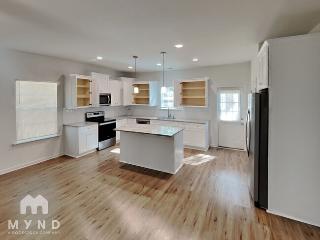 Building Photo - 207 S Skyland Dr