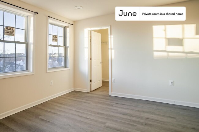 Foto del edificio - Private bedroom in 4 bed/3.5 bath Home