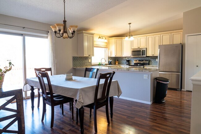 Foto del edificio - Fully Furnished 4 Bedroom Home Near Quail Lake!!!! MUST SEE!