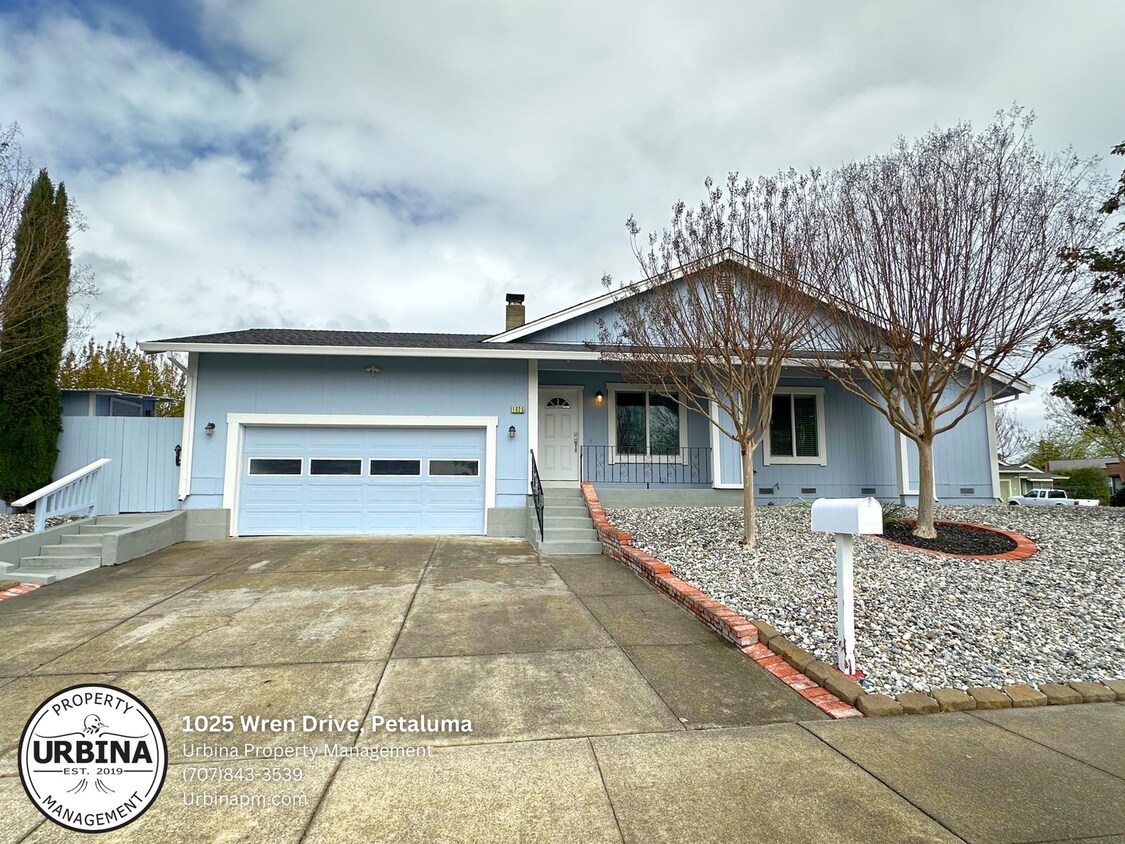 Primary Photo - Beautifully Updated Petaluma Home with Spa...