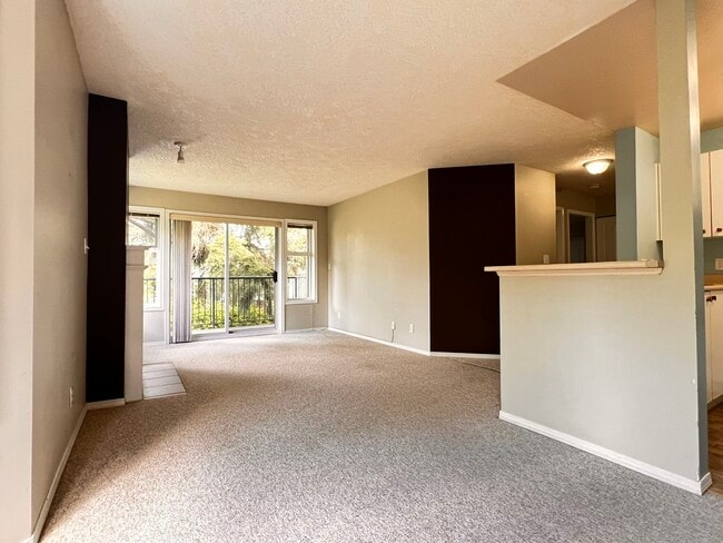 Building Photo - 971 McKenzie Ave