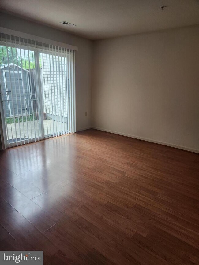 Building Photo - 1234 Oakwood Dr