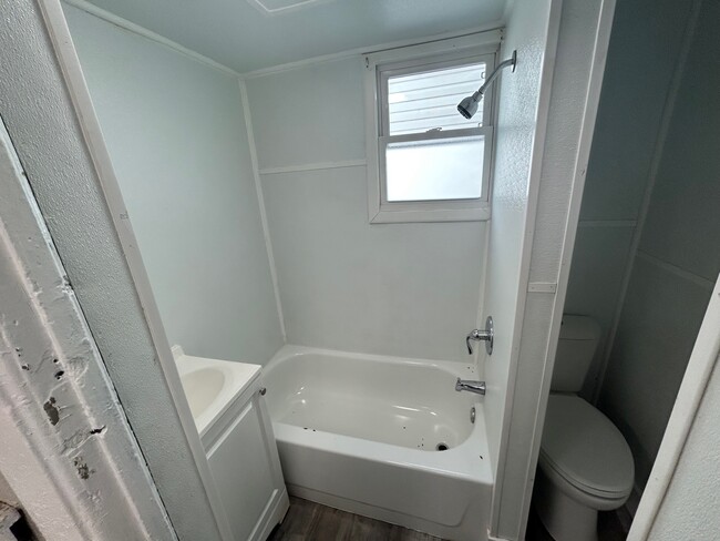 Foto del edificio - Beautiful Walkers Point 2BR Lower Unit!