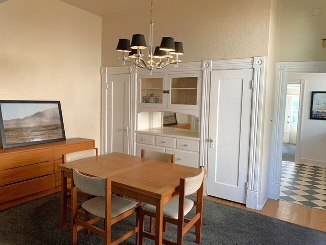 Building Photo - Adorable Unit Downtown - Duplex