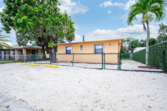 Building Photo - 817 NW 12th Ave