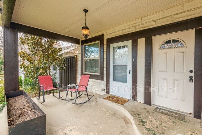 Foto del edificio - 605 S Oak Cliff Blvd