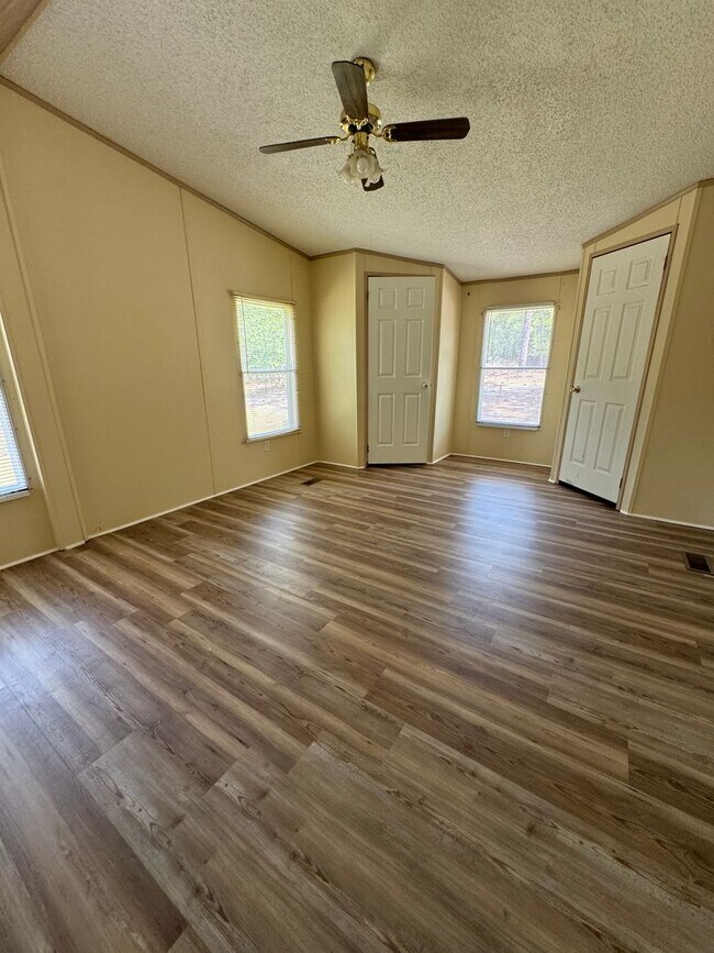 Building Photo - Country Living!