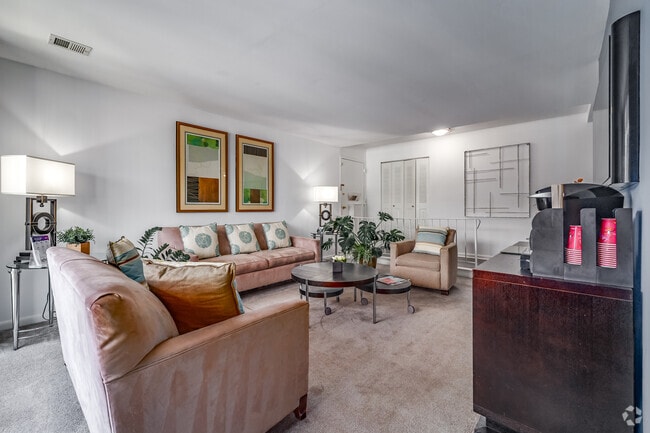 2 habitaciones, 2 baños, 1050 pies cuadrados, sala de estar - Strathmore House Apartments