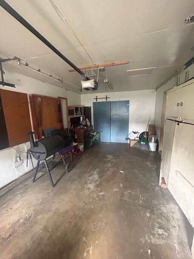 Building Photo - 2 Bedroom House With Attached Garage and B...